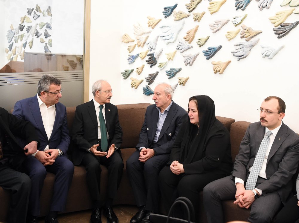 Kılıçdaroğlu, Mardin Milletvekili Orhan Miroğlu'na taziye ziyaretinde bulundu