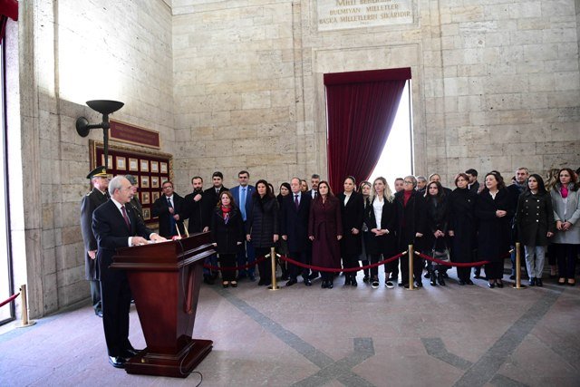 CHP'de yeni PM ilk toplantısını Anıtkabir ziyaretinin ardından gerçekleştirdi