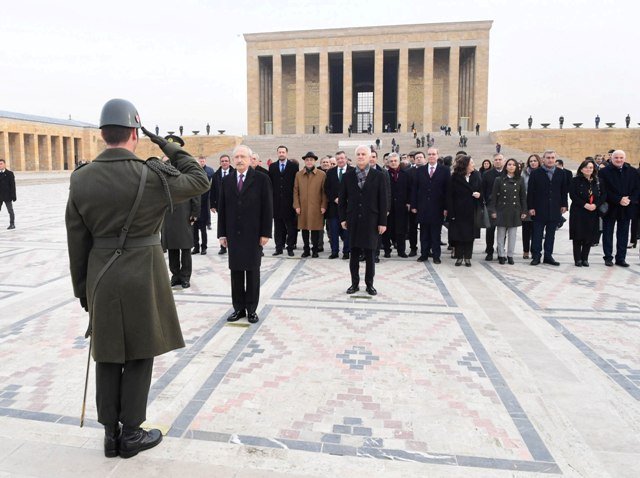 CHP'de yeni PM ilk toplantısını Anıtkabir ziyaretinin ardından gerçekleştirdi