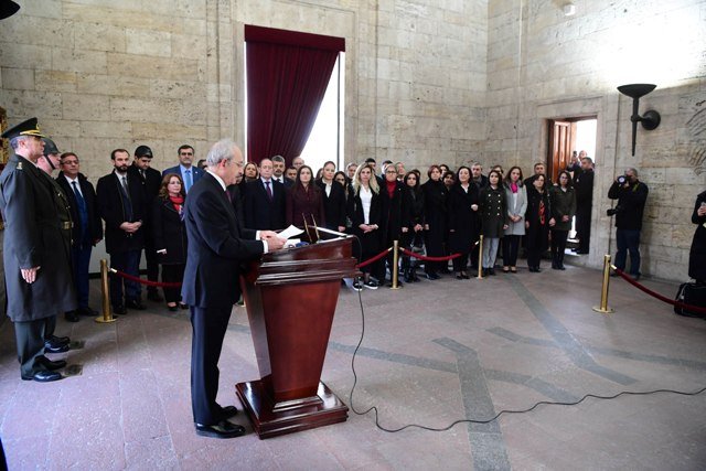 CHP'de yeni PM ilk toplantısını Anıtkabir ziyaretinin ardından gerçekleştirdi