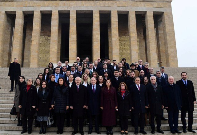 CHP'de yeni PM ilk toplantısını Anıtkabir ziyaretinin ardından gerçekleştirdi