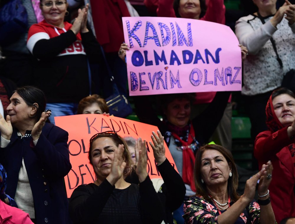 CHP Kadın Kolları 13. Olağan Kurultayı'nı Ankara Ahmet Taner Kışlalı Spor Salonu'nda topladı