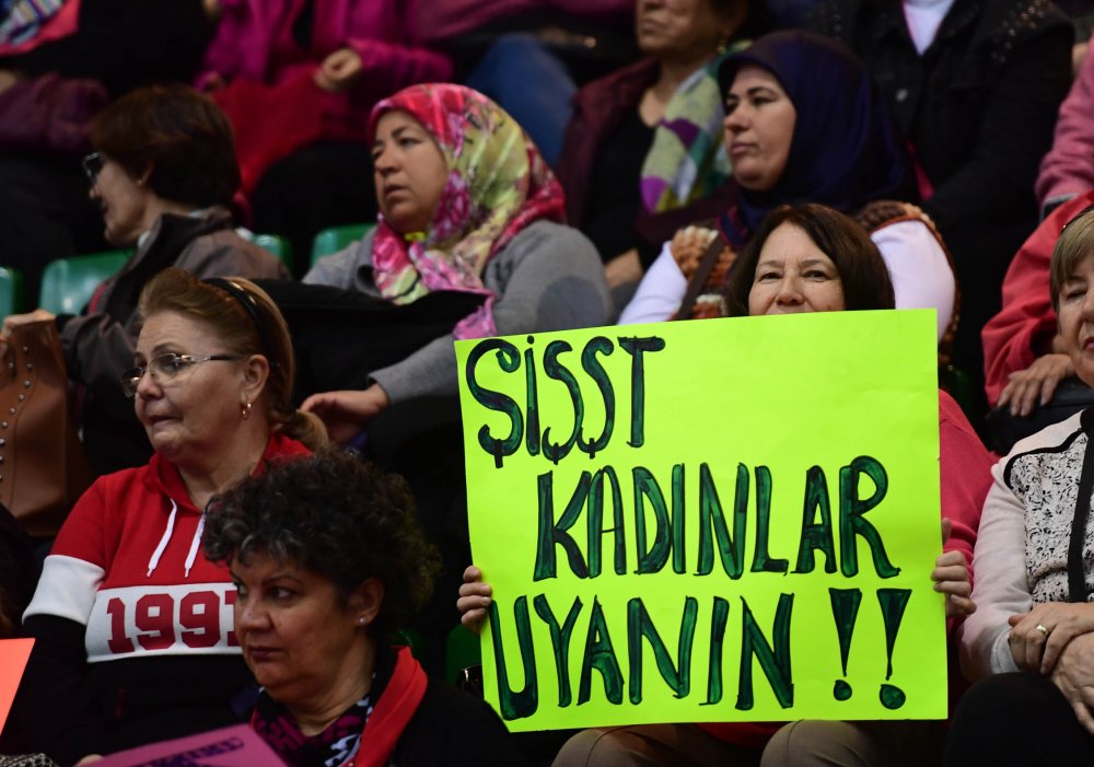 CHP Kadın Kolları 13. Olağan Kurultayı'nı Ankara Ahmet Taner Kışlalı Spor Salonu'nda topladı