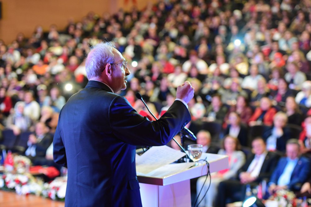 Kılıçdaroğlu, 8 Mart'ta kadın muhtarlarla bir araya geldi