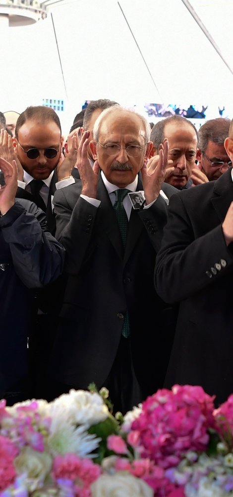 Kılıçdaroğlu, uçak kazasında hayatını kaybeden Mina Başaran ve arkadaşlarının cenaze törenine katıldı