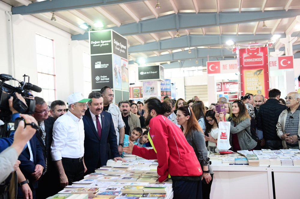 Kılıçdaroğlu Merzifon 3. Kitap Fuarı'nı ziyaret etti