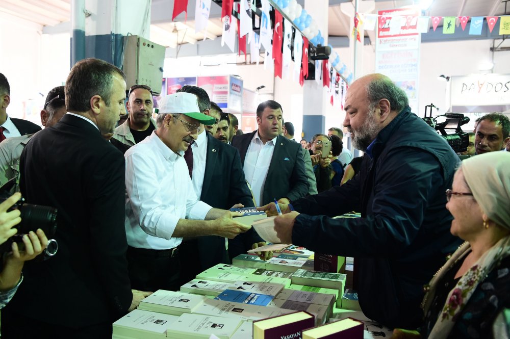 Kılıçdaroğlu Merzifon 3. Kitap Fuarı'nı ziyaret etti