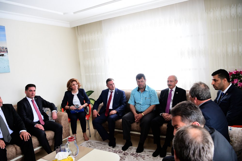 Kılıçdaroğlu, düşen bombalar sonucunda şehit olan Fatma Avlar'ın ailesini ziyaret etti