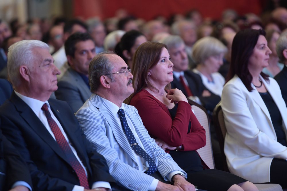 Kılıçdaroğlu, İzmir Balçova'da 'Eğitimde adaleti ve geleceği düşünmek' başlıklı toplantıya katıldı