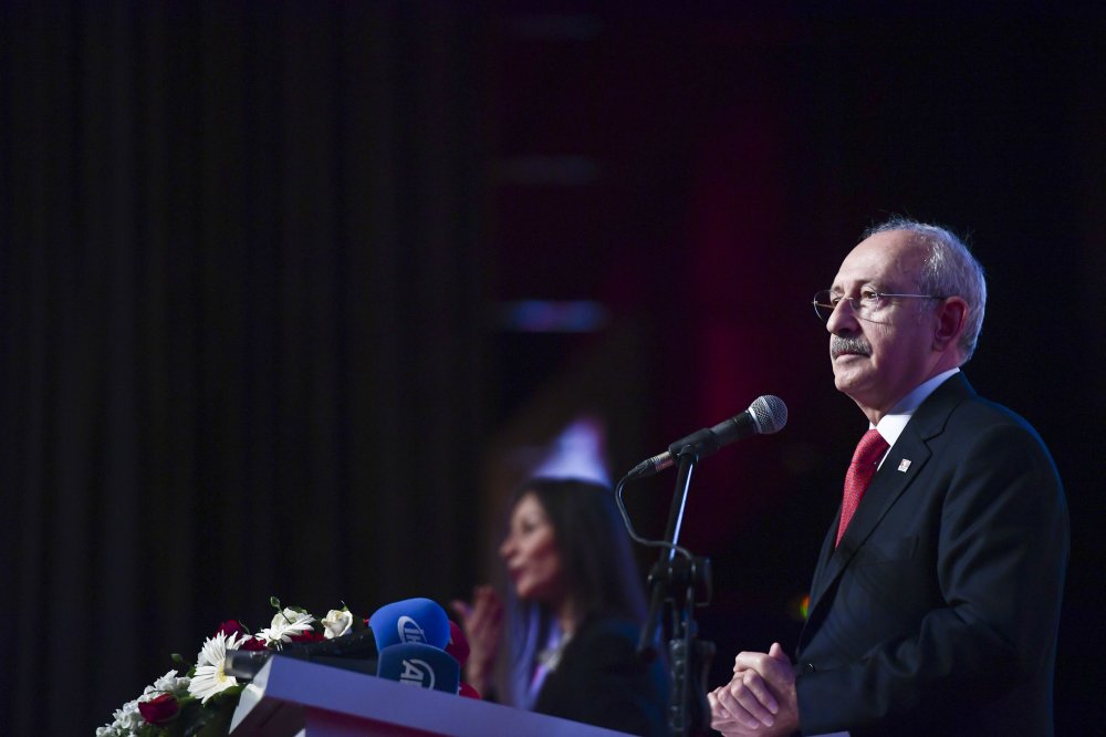 Kılıçdaroğlu, İzmir Balçova'da 'Eğitimde adaleti ve geleceği düşünmek' başlıklı toplantıya katıldı