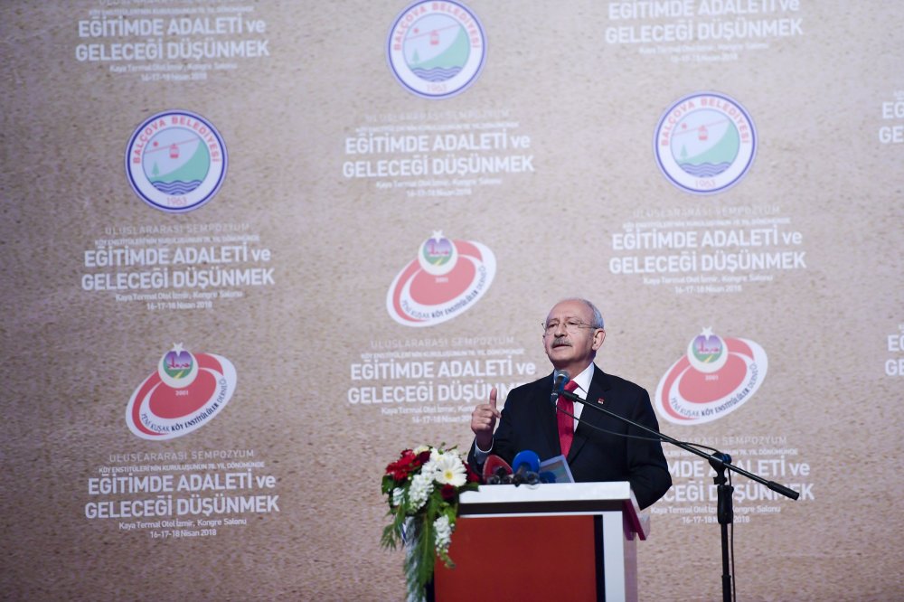 Kılıçdaroğlu, İzmir Balçova'da 'Eğitimde adaleti ve geleceği düşünmek' başlıklı toplantıya katıldı