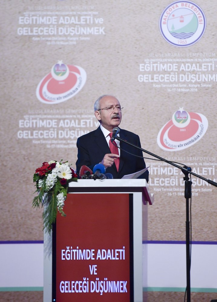 Kılıçdaroğlu, İzmir Balçova'da 'Eğitimde adaleti ve geleceği düşünmek' başlıklı toplantıya katıldı