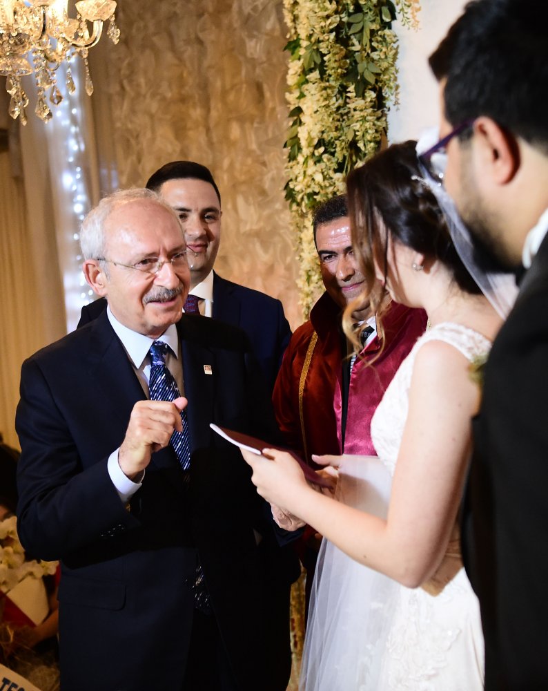 Kılıçdaroğlu, Kayseri CHP Gençlik Kolları eski Başkanı Hasan Demir ile Ceren Aydemir'in nikah törenine katıldı