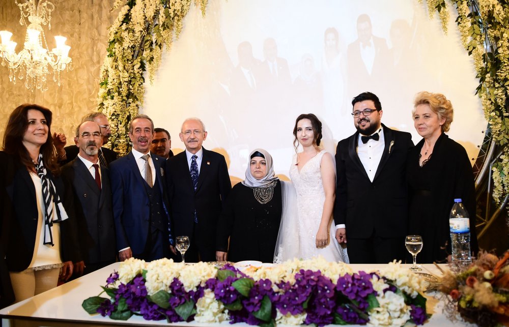 Kılıçdaroğlu, Kayseri CHP Gençlik Kolları eski Başkanı Hasan Demir ile Ceren Aydemir'in nikah törenine katıldı