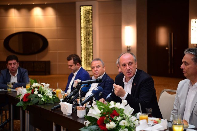 Muharrem İnce Antalya'da basın mensuplarıyla kahvaltıda buluştu