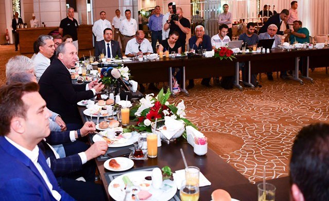 Muharrem İnce Antalya'da basın mensuplarıyla kahvaltıda buluştu