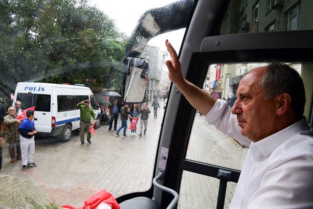 Muharrem İnce Afyonun Dinar ilçesinde kendisini karşılayan vatandaşları selamladı