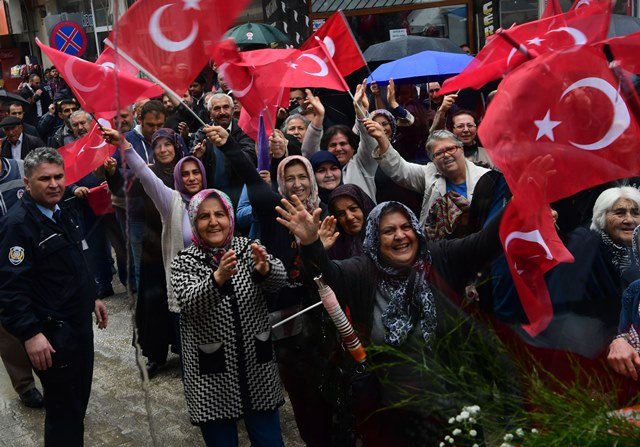 Muharrem İnce Afyonun Dinar ilçesinde kendisini karşılayan vatandaşları selamladı