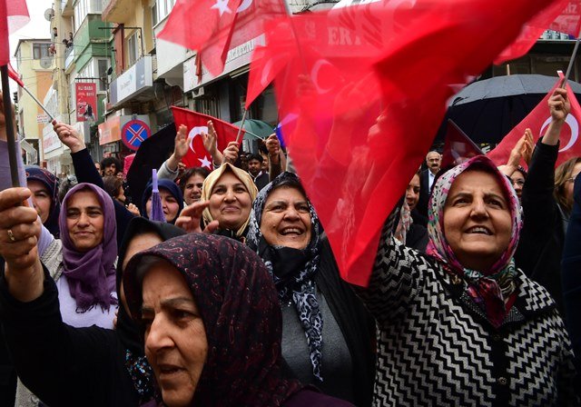 Muharrem İnce Afyonun Dinar ilçesinde kendisini karşılayan vatandaşları selamladı