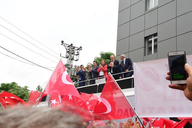 Muharrem İnce Afyonun Dinar ilçesinde kendisini karşılayan vatandaşları selamladı