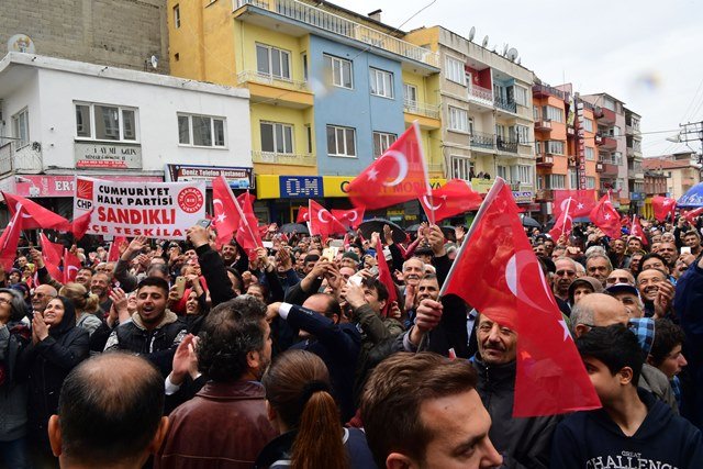 Muharrem İnce Afyonun Dinar ilçesinde kendisini karşılayan vatandaşları selamladı