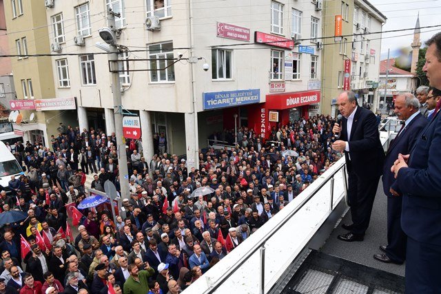 Muharrem İnce Afyonun Dinar ilçesinde kendisini karşılayan vatandaşları selamladı