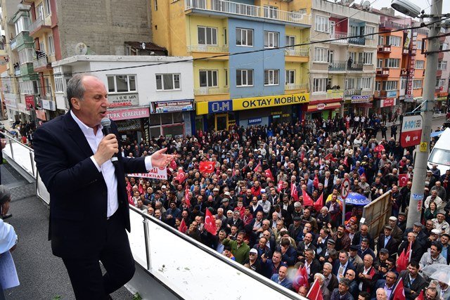 Muharrem İnce Afyonun Dinar ilçesinde kendisini karşılayan vatandaşları selamladı