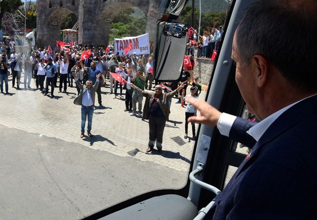 Cumhurbaşkanı adayı İnce, Manisa'da Geleneksel Çam Festivali'ni ziyaret etti