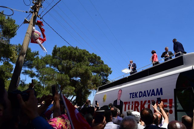 Cumhurbaşkanı adayı İnce, Manisa'da Geleneksel Çam Festivali'ni ziyaret etti