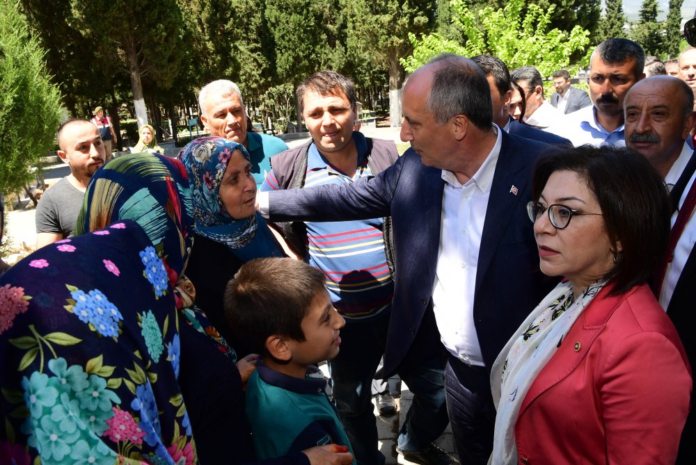 Muharrem İnce, Soma'da 301 madencinin mezarlarını ziyaret ederek çiçek bıraktı