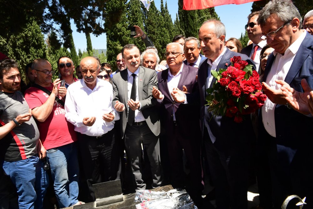 Muharrem İnce, Soma'da 301 madencinin mezarlarını ziyaret ederek çiçek bıraktı