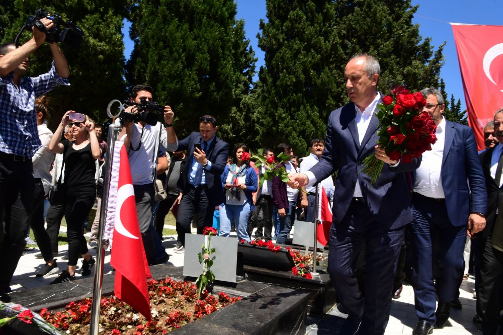 Muharrem İnce, Soma'da 301 madencinin mezarlarını ziyaret ederek çiçek bıraktı