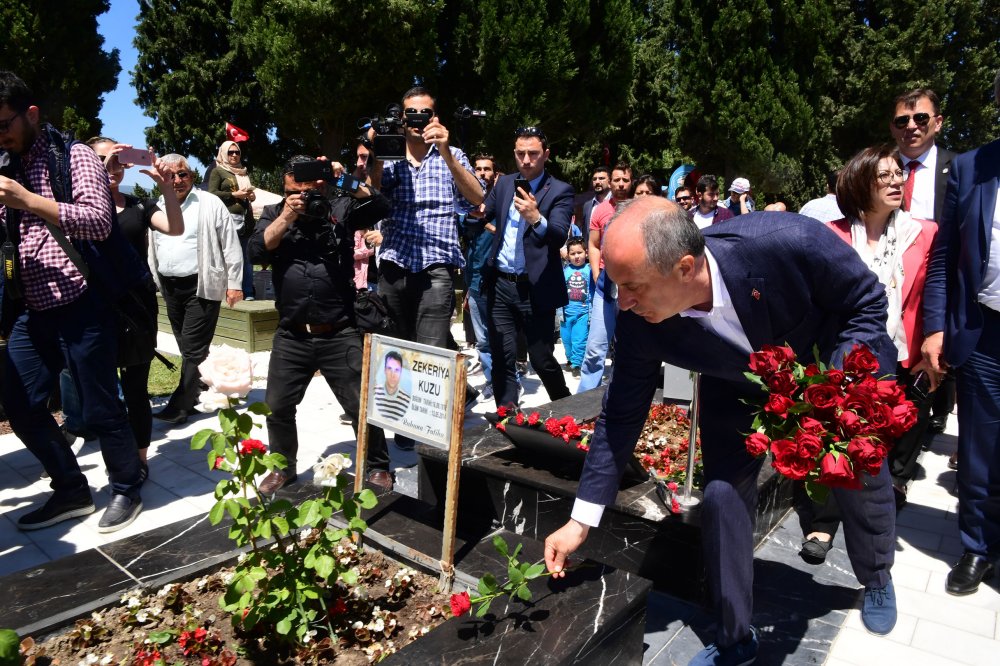 Muharrem İnce, Soma'da 301 madencinin mezarlarını ziyaret ederek çiçek bıraktı