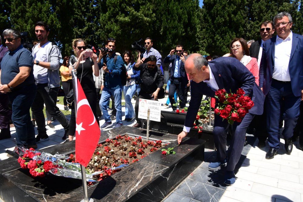 Muharrem İnce, Soma'da 301 madencinin mezarlarını ziyaret ederek çiçek bıraktı