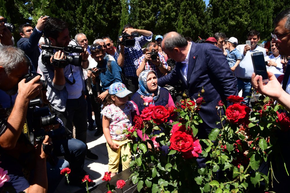 Muharrem İnce, Soma'da 301 madencinin mezarlarını ziyaret ederek çiçek bıraktı