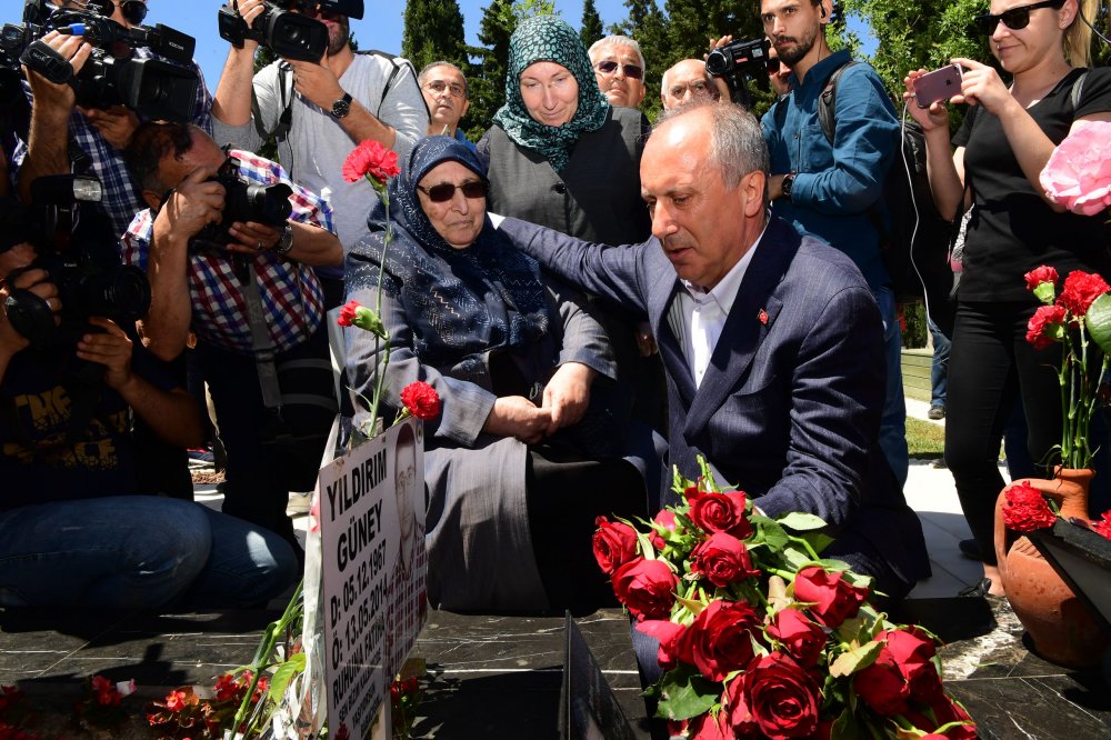 Muharrem İnce, Soma'da 301 madencinin mezarlarını ziyaret ederek çiçek bıraktı