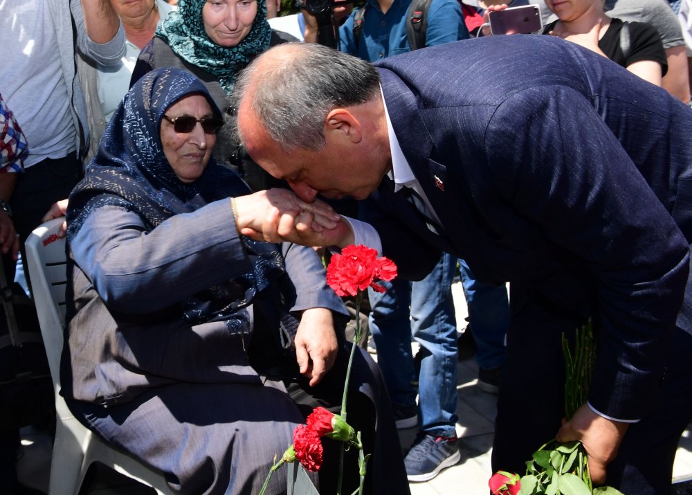 Muharrem İnce, Soma'da 301 madencinin mezarlarını ziyaret ederek çiçek bıraktı