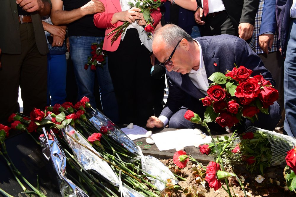 Muharrem İnce, Soma'da 301 madencinin mezarlarını ziyaret ederek çiçek bıraktı