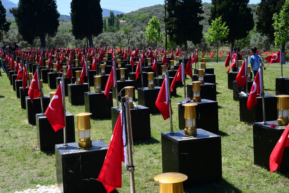 Muharrem İnce, Soma'da 301 madencinin mezarlarını ziyaret ederek çiçek bıraktı