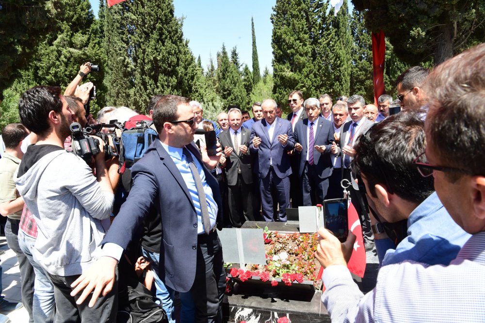 Muharrem İnce, Soma'da 301 madencinin mezarlarını ziyaret ederek çiçek bıraktı