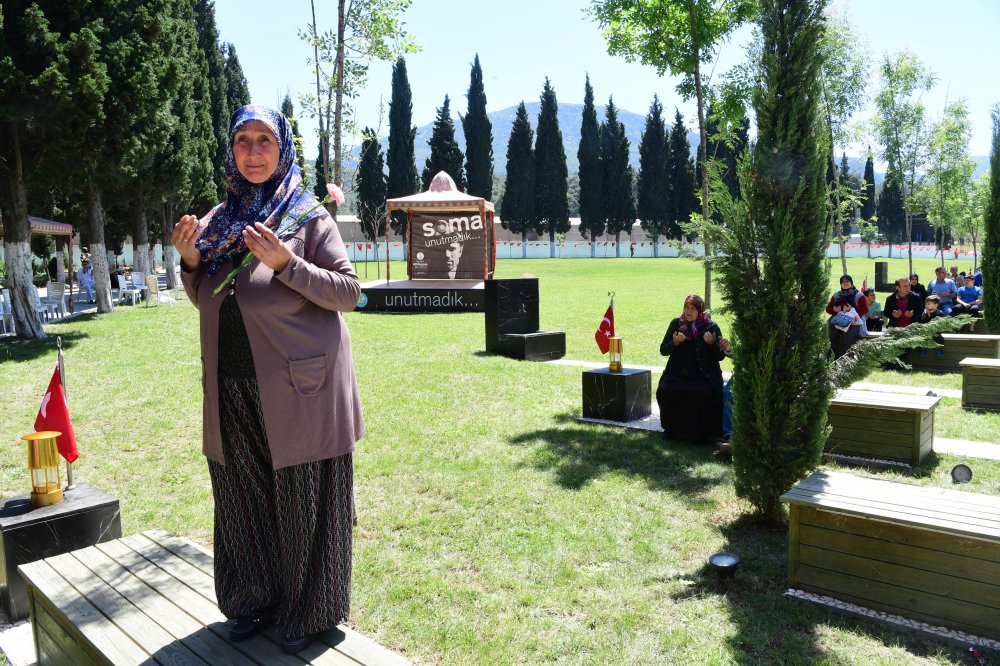 Muharrem İnce, Soma'da 301 madencinin mezarlarını ziyaret ederek çiçek bıraktı