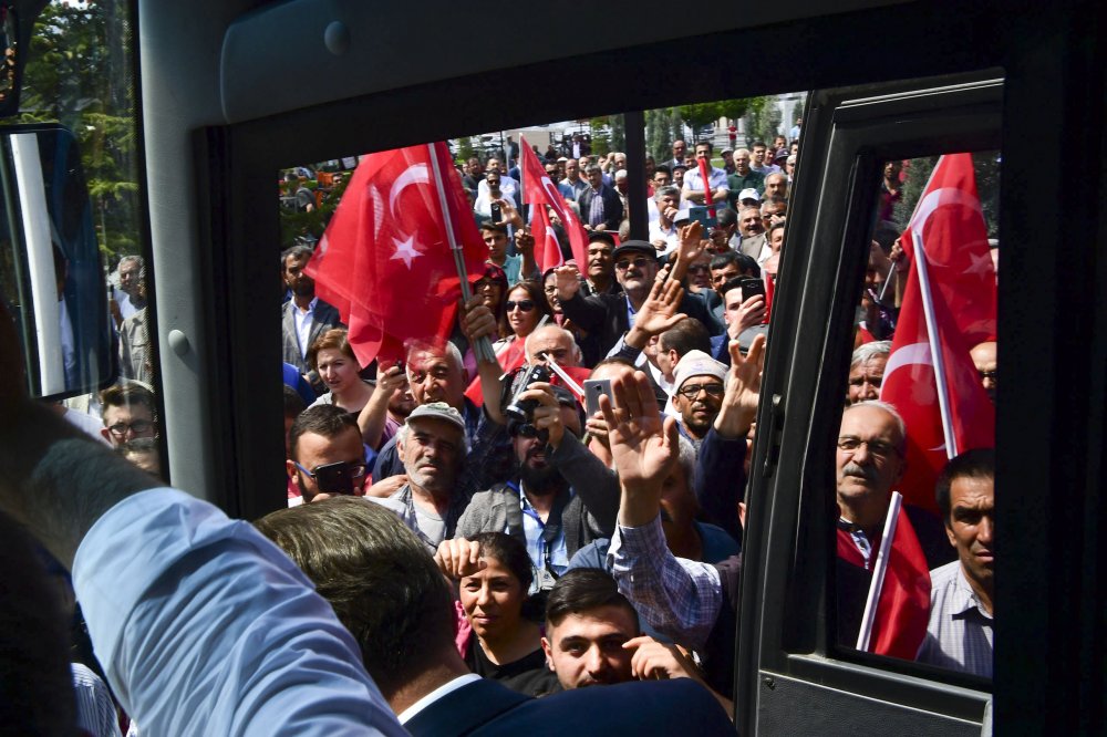 Muharrem İnce Mevlana Müzesi'ni ve türbesini ziyaret etti