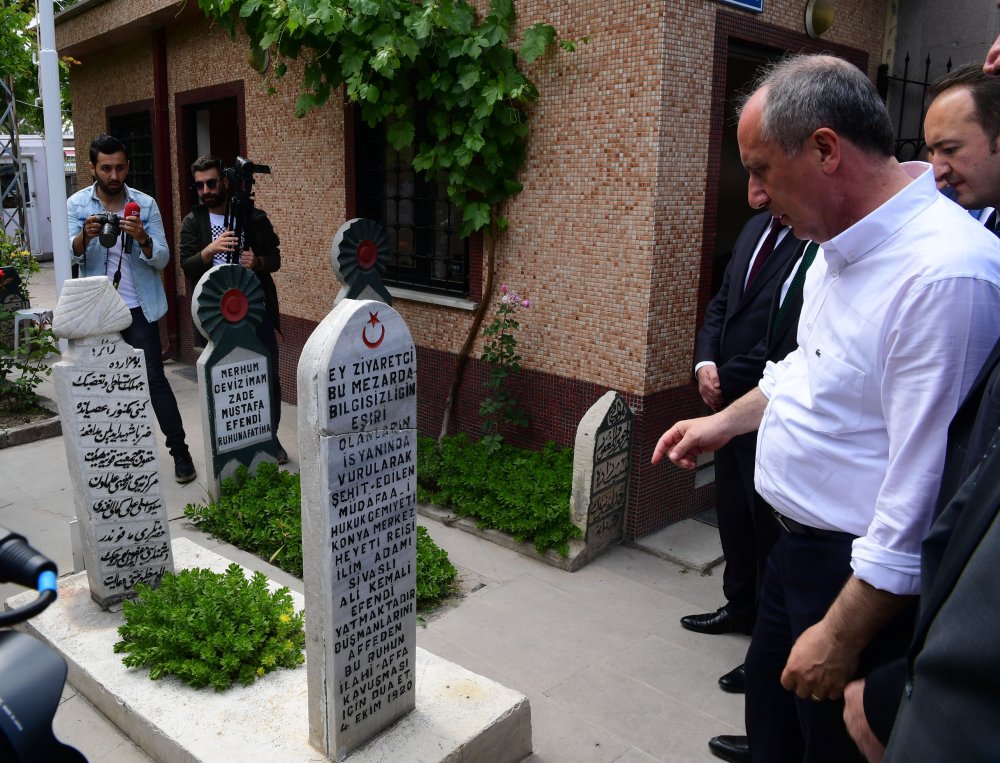 Muharrem İnce Mevlana Müzesi'ni ve türbesini ziyaret etti