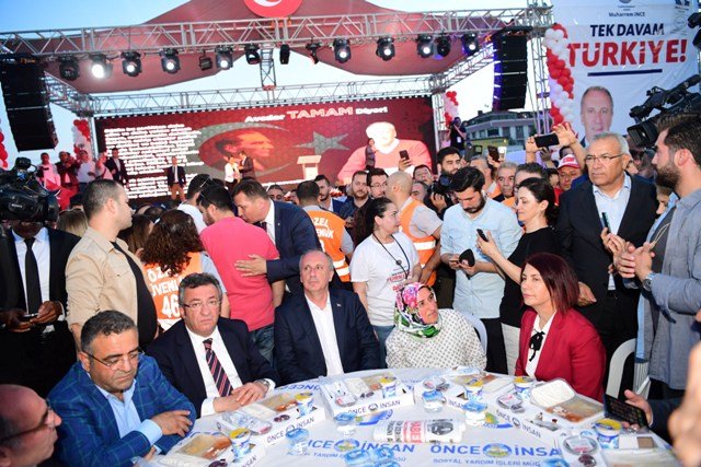 Muharrem İnce, Avcılar Belediyesinin toplu iftar yemeğine katıldı