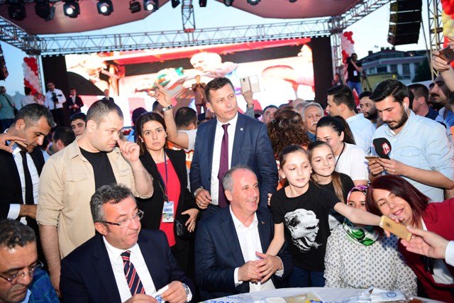 Muharrem İnce, Avcılar Belediyesinin toplu iftar yemeğine katıldı