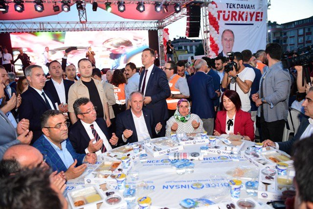 Muharrem İnce, Avcılar Belediyesinin toplu iftar yemeğine katıldı