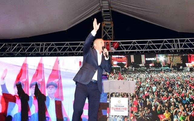 Muharrem İnce, Avcılar Belediyesinin toplu iftar yemeğine katıldı