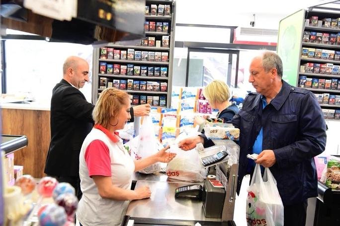 Muharrem İnce ve eşi market alışverişinde