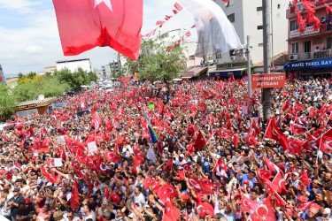 Muharrem İnce Menderes'te halkı selamladı