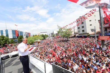Muharrem İnce Menderes'te halkı selamladı